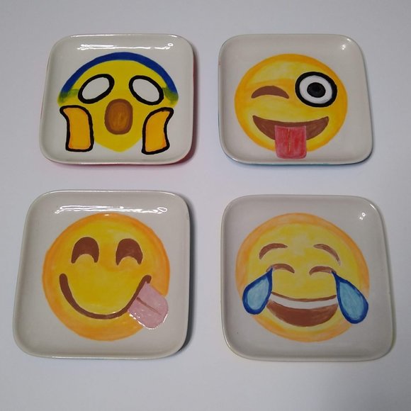 Emoji 4 pc Square Ceramic Plates - Picture 1 of 8